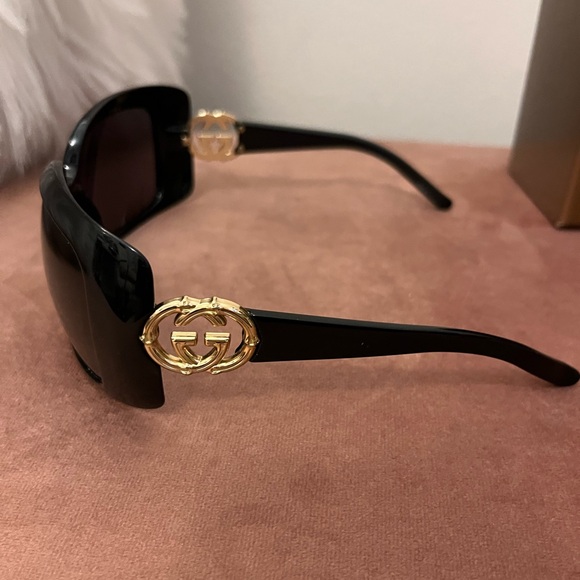 Gucci black w/gold sunglasses. Comes with original case, cleaning cloth and box. - Picture 6 of 7